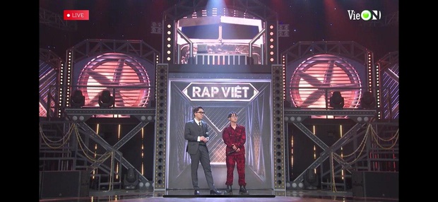Trấn Thành toát mồ hôi hột khi giới thiệu rapper tên nhạy cảm... Tiến Đạt, Binz khẳng định đây là màu giọng đã bị tuyệt chủng! - Ảnh 2. Trấn Thành toát mồ hôi hột khi giới thiệu rapper tên nhạy cảm... Tiến Đạt, Binz khẳng định đây là màu giọng đã bị tuyệt chủng! - Ảnh 2.