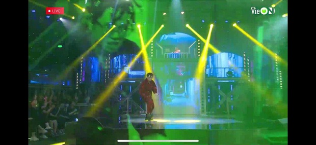 Trấn Thành toát mồ hôi hột khi giới thiệu rapper tên nhạy cảm... Tiến Đạt, Binz khẳng định đây là màu giọng đã bị tuyệt chủng! - Ảnh 3. Trấn Thành toát mồ hôi hột khi giới thiệu rapper tên nhạy cảm... Tiến Đạt, Binz khẳng định đây là màu giọng đã bị tuyệt chủng! - Ảnh 3.