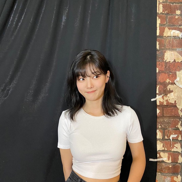 Nhờ chiếc crop top mà netizen mới biết Kim Yoo Jung có vòng eo đẹp mê, bí kíp mặc kín mà vẫn sexy là đây chứ đâu - Ảnh 2. Nhờ chiếc crop top mà netizen mới biết Kim Yoo Jung có vòng eo đẹp mê, bí kíp mặc kín mà vẫn sexy là đây chứ đâu - Ảnh 2.
