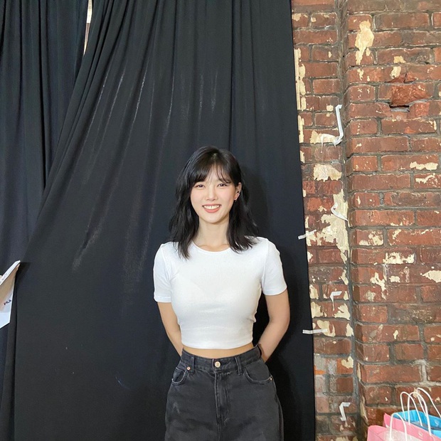 Nhờ chiếc crop top mà netizen mới biết Kim Yoo Jung có vòng eo đẹp mê, bí kíp mặc kín mà vẫn sexy là đây chứ đâu - Ảnh 1. Nhờ chiếc crop top mà netizen mới biết Kim Yoo Jung có vòng eo đẹp mê, bí kíp mặc kín mà vẫn sexy là đây chứ đâu - Ảnh 1.