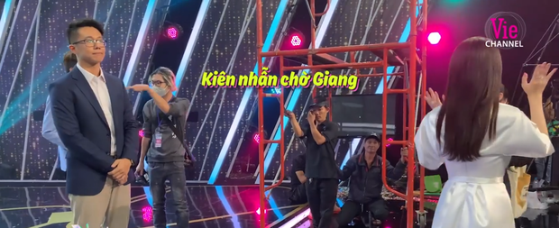 Clip: Matt Liu nắm tay Hương Giang không rời, kiên nhẫn chờ ở hậu trường Người ấy là ai - Ảnh 9. Clip: Matt Liu nắm tay Hương Giang không rời, kiên nhẫn chờ ở hậu trường Người ấy là ai - Ảnh 9.