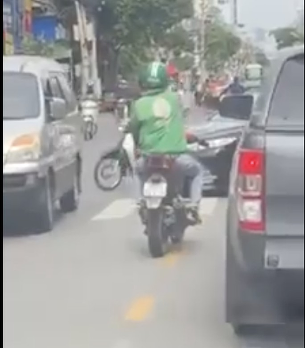 GrabBike đánh võng, vượt đèn đỏ mở đường xe cứu thương, đúng hay sai? - Ảnh 3.