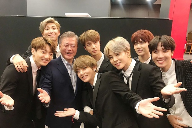 Tổng thống Hàn Quốc chúc mừng BTS làm nên lịch sử mới cho Kpop, loạt sao US-UK cũng phấn khích khen ngợi - Ảnh 4. Tổng thống Hàn Quốc chúc mừng BTS làm nên lịch sử mới cho Kpop, loạt sao US-UK cũng phấn khích khen ngợi - Ảnh 4.