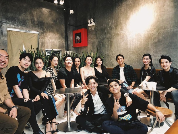 Trường Giang ôm và nắm chặt tay bà xã giữa sự kiện, nhan sắc Nhã Phương qua ống kính team qua đường có như lời đồn? - Ảnh 3. Trường Giang ôm và nắm chặt tay bà xã giữa sự kiện, nhan sắc Nhã Phương qua ống kính team qua đường có như lời đồn? - Ảnh 3.