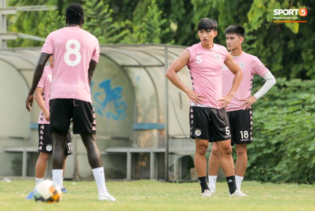 Văn Hậu báo tin sốc cho Hà Nội FC sau rất nhiều kỳ vọng: Nghỉ 6 tuần vì chấn thương  - Ảnh 1.
