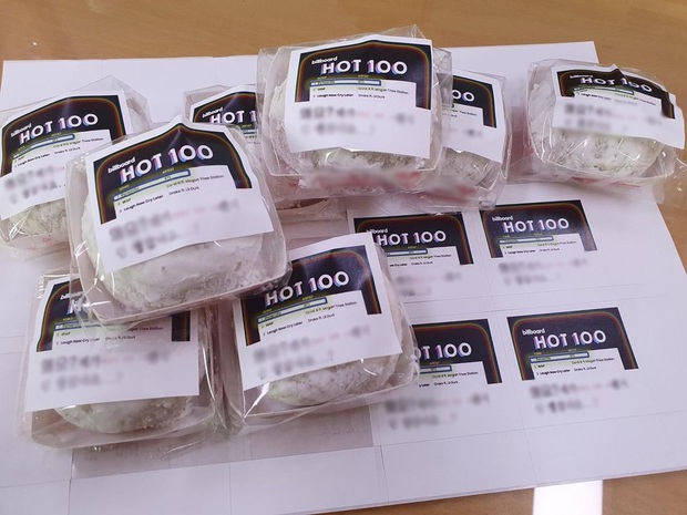 BTS đạt #1 Billboard, fan in thành tích vào cơm nắm để đem tặng khắp nơi: “Idol khiêm tốn nhưng tụi tôi thì không!” - Ảnh 1.