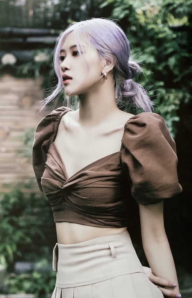 Rosé trong bộ ảnh mới ăn mặc đơn giản mà sexy quá, nhưng dáng ngồi vô tư lại khiến nhiều fan thót tim - Ảnh 3. Rosé trong bộ ảnh mới ăn mặc đơn giản mà sexy quá, nhưng dáng ngồi vô tư lại khiến nhiều fan thót tim - Ảnh 3.