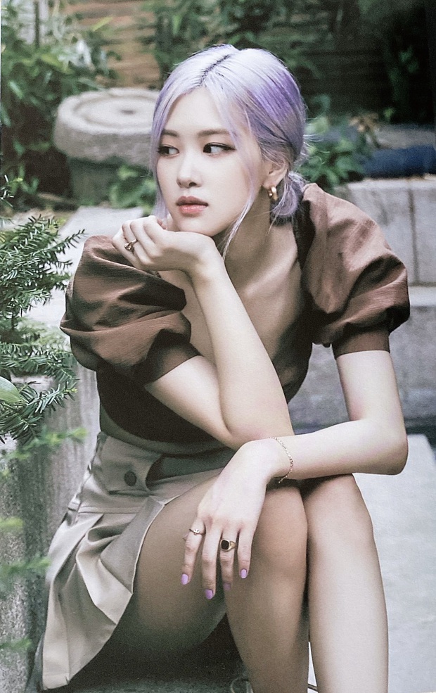 Rosé trong bộ ảnh mới ăn mặc đơn giản mà sexy quá, nhưng dáng ngồi vô tư lại khiến nhiều fan thót tim - Ảnh 4. Rosé trong bộ ảnh mới ăn mặc đơn giản mà sexy quá, nhưng dáng ngồi vô tư lại khiến nhiều fan thót tim - Ảnh 4.
