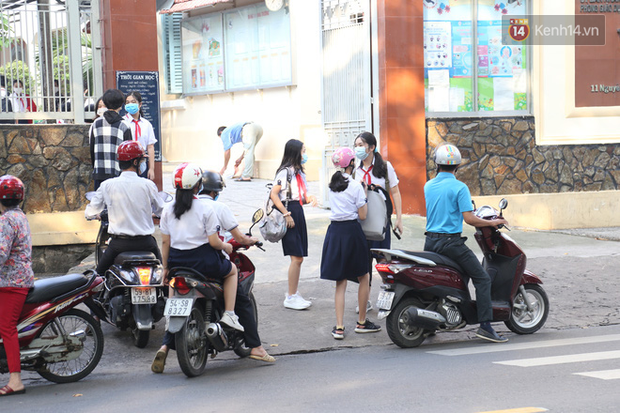 Hôm nay, hàng triệu học sinh cả nước chính thức quay lại trường, bắt đầu năm học mới - Ảnh 3.