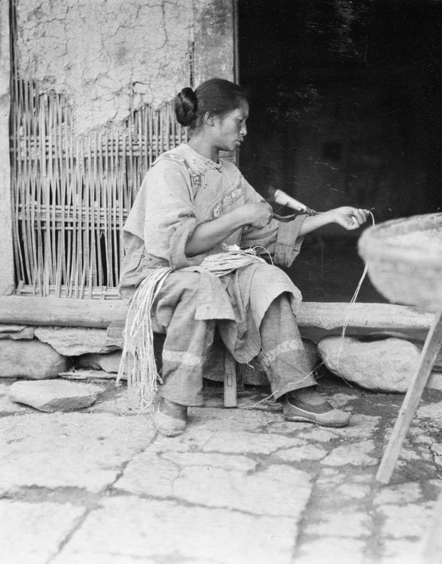 Loạt ảnh cũ khắc họa nét đẹp lao động thường ngày của phụ nữ Châu Á hơn 100 năm trước - Ảnh 1.