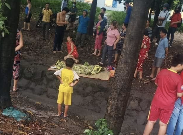 Bình Dương: Bé gái tắm mưa lọt xuống mương nước tử vong thương tâm, mẹ trẻ khóc ngất bên thi thể - Ảnh 2. Bình Dương: Bé gái tắm mưa lọt xuống mương nước tử vong thương tâm, mẹ trẻ khóc ngất bên thi thể - Ảnh 2.