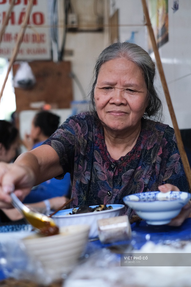 Quán bún ốc nguội “kiêu nhất Hà Nội”: Không phải cứ có tiền là bán, mỗi lần ghé khách chỉ được ăn 1 suất