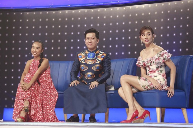 Lại thêm pha mặc váy ngắn cũn trên sóng truyền hình: Võ Hoàng Yến liên tục chỉnh váy để tránh mắc lỗi - Ảnh 3. Lại thêm pha mặc váy ngắn cũn trên sóng truyền hình: Võ Hoàng Yến liên tục chỉnh váy để tránh mắc lỗi - Ảnh 3.