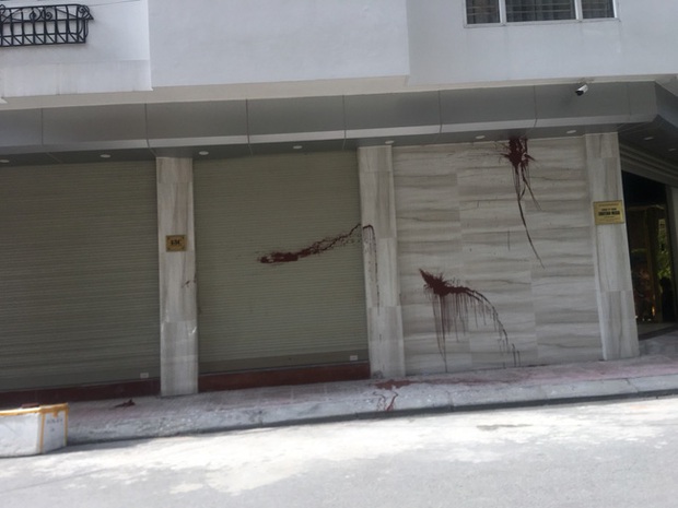 Nhà riêng của đạo diễn Trọng Hưng bị 2 kẻ lạ mặt đi xe máy ném chất bẩn trong đêm - Ảnh 1. Nhà riêng của đạo diễn Trọng Hưng bị 2 kẻ lạ mặt đi xe máy ném chất bẩn trong đêm - Ảnh 1.