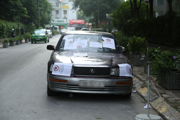 Sau dán giấy và khóa bánh, cư dân chung cư ở Hà Nội lập hàng rào sắt cấm ô tô đậu sai quy định gây tắc nghẽn giao thông - Ảnh 1.