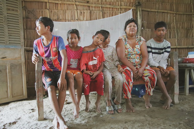 Bố bỏ đi không về, 5 đứa trẻ mờ mịt tương lai trong căn chòi rách nát: Con đi hái dừa, chăn bò thuê để phụ mẹ nuôi em - Ảnh 13. Bố bỏ đi không về, 5 đứa trẻ mờ mịt tương lai trong căn chòi rách nát: Con đi hái dừa, chăn bò thuê để phụ mẹ nuôi em - Ảnh 13.