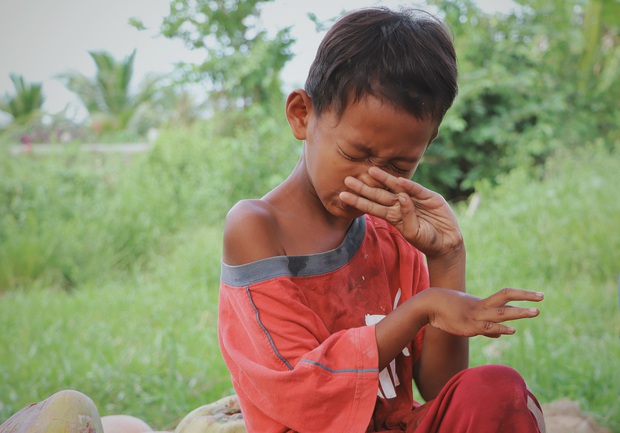 Bố bỏ đi không về, 5 đứa trẻ mờ mịt tương lai trong căn chòi rách nát: Con đi hái dừa, chăn bò thuê để phụ mẹ nuôi em - Ảnh 4. Bố bỏ đi không về, 5 đứa trẻ mờ mịt tương lai trong căn chòi rách nát: Con đi hái dừa, chăn bò thuê để phụ mẹ nuôi em - Ảnh 4.