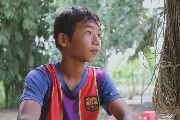 Bố bỏ đi không về, 5 đứa trẻ mờ mịt tương lai trong căn chòi rách nát: Con đi hái dừa, chăn bò thuê để phụ mẹ nuôi em - Ảnh 10. Bố bỏ đi không về, 5 đứa trẻ mờ mịt tương lai trong căn chòi rách nát: Con đi hái dừa, chăn bò thuê để phụ mẹ nuôi em - Ảnh 10.