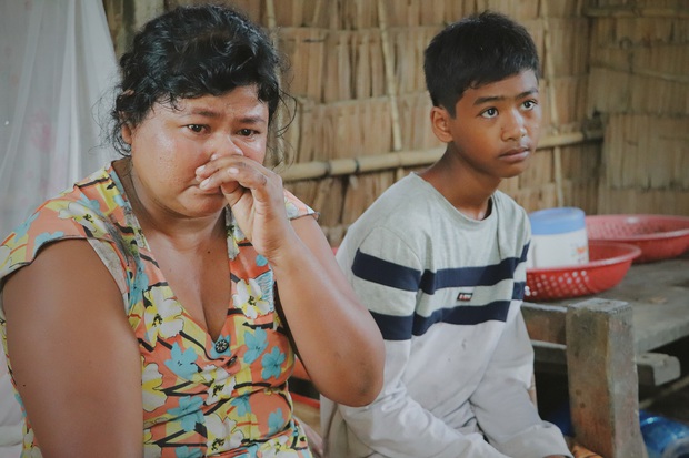 Bố bỏ đi không về, 5 đứa trẻ mờ mịt tương lai trong căn chòi rách nát: Con đi hái dừa, chăn bò thuê để phụ mẹ nuôi em - Ảnh 2. Bố bỏ đi không về, 5 đứa trẻ mờ mịt tương lai trong căn chòi rách nát: Con đi hái dừa, chăn bò thuê để phụ mẹ nuôi em - Ảnh 2.