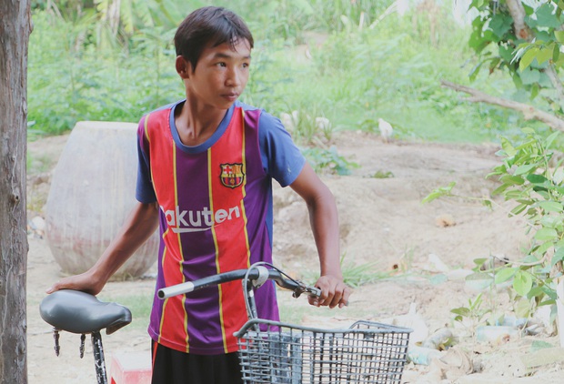 Bố bỏ đi không về, 5 đứa trẻ mờ mịt tương lai trong căn chòi rách nát: Con đi hái dừa, chăn bò thuê để phụ mẹ nuôi em - Ảnh 6. Bố bỏ đi không về, 5 đứa trẻ mờ mịt tương lai trong căn chòi rách nát: Con đi hái dừa, chăn bò thuê để phụ mẹ nuôi em - Ảnh 6.