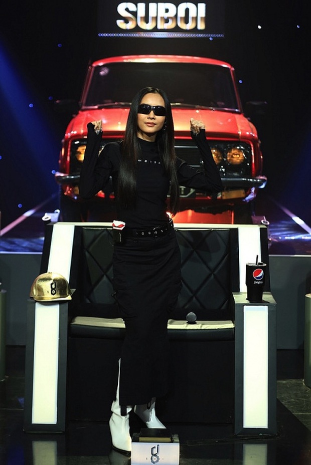 Suboi có thay bao nhiêu bộ đồ ở Rap Việt thì vẫn trung thành với 1 món phụ kiện! - Ảnh 1. Suboi có thay bao nhiêu bộ đồ ở Rap Việt thì vẫn trung thành với 1 món phụ kiện! - Ảnh 1.