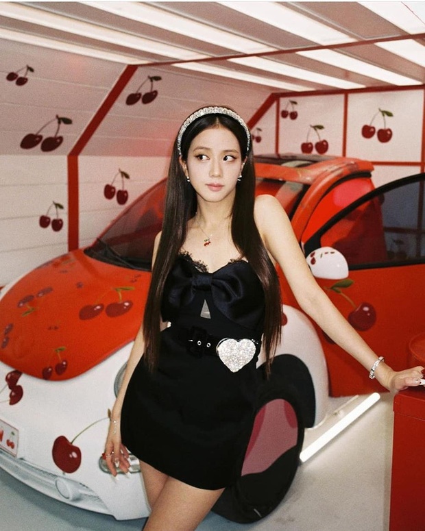 Jisoo đụng hàng với Phú Sát Hoàng hậu già hơn tận 16 tuổi: Idol xinh như Hoa hậu nay đã gặp đối thủ đáng gờm - Ảnh 2. Jisoo đụng hàng với Phú Sát Hoàng hậu già hơn tận 16 tuổi: Idol xinh như Hoa hậu nay đã gặp đối thủ đáng gờm - Ảnh 2.