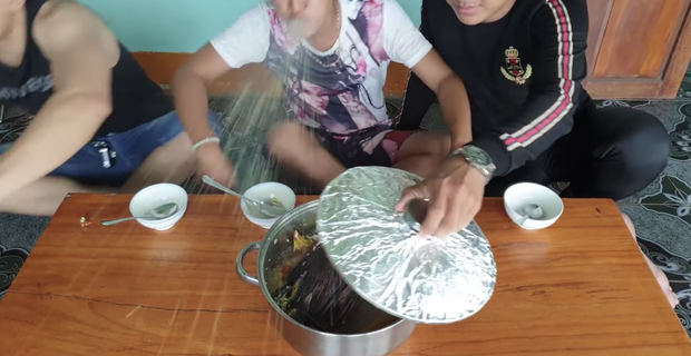 Hay tin Hưng Vlog bị phạt 7,5 triệu đồng, netizen chỉ ra một loạt kênh YouTube khác cũng ăn gà nguyên lông phản cảm - Ảnh 7.