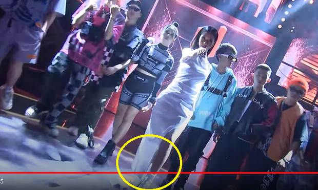 Suboi có thay bao nhiêu bộ đồ ở Rap Việt thì vẫn trung thành với 1 món phụ kiện! - Ảnh 4. Suboi có thay bao nhiêu bộ đồ ở Rap Việt thì vẫn trung thành với 1 món phụ kiện! - Ảnh 4.