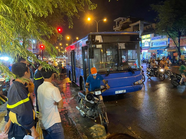 Xe buýt ở Sài Gòn bốc cháy ngùn ngụt, gần 20 khách hoảng loạn tháo chạy thoát thân  - Ảnh 2.
