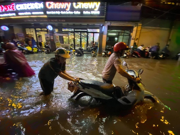 Nhiều tuyến đường Sài Gòn ngập lút bánh xe sau mưa lớn, nước chảy cuồn cuộn như lũ - Ảnh 7.