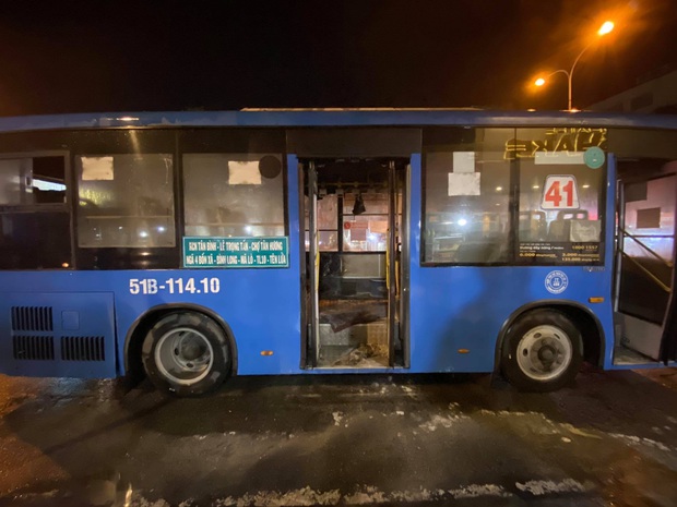 Xe buýt ở Sài Gòn bốc cháy ngùn ngụt, gần 20 khách hoảng loạn tháo chạy thoát thân  - Ảnh 1.