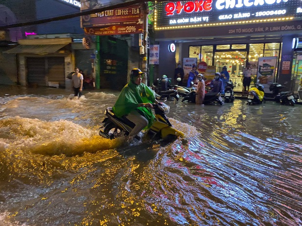 Nhiều tuyến đường Sài Gòn ngập lút bánh xe sau mưa lớn, nước chảy cuồn cuộn như lũ - Ảnh 4.