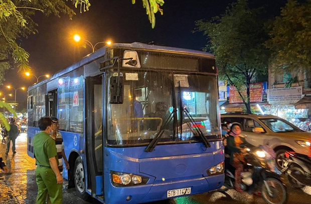 Xe buýt ở Sài Gòn bốc cháy ngùn ngụt, gần 20 khách hoảng loạn tháo chạy thoát thân  - Ảnh 3.