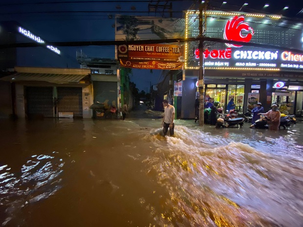 Nhiều tuyến đường Sài Gòn ngập lút bánh xe sau mưa lớn, nước chảy cuồn cuộn như lũ - Ảnh 9.