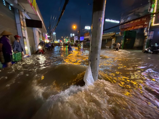 Nhiều tuyến đường Sài Gòn ngập lút bánh xe sau mưa lớn, nước chảy cuồn cuộn như lũ - Ảnh 10.