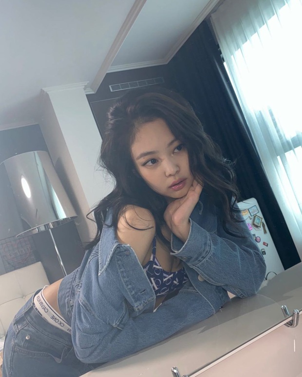 Jennie thích mặc hở ra phết, không ngại khoe vòng 1 căng tràn, thậm chí để áo lót “lộ thiên” - Ảnh 1. Jennie thích mặc hở ra phết, không ngại khoe vòng 1 căng tràn, thậm chí để áo lót “lộ thiên” - Ảnh 1.