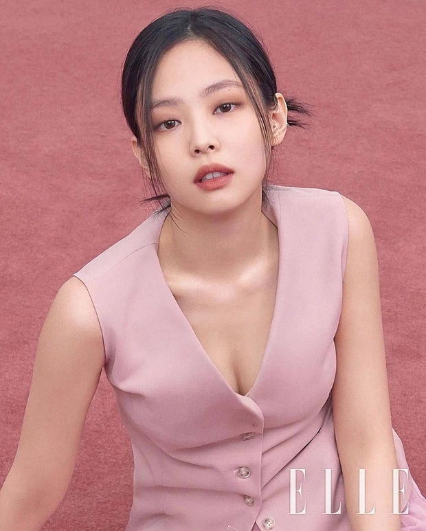 Jennie thích mặc hở ra phết, không ngại khoe vòng 1 căng tràn, thậm chí để áo lót “lộ thiên” - Ảnh 2. Jennie thích mặc hở ra phết, không ngại khoe vòng 1 căng tràn, thậm chí để áo lót “lộ thiên” - Ảnh 2.
