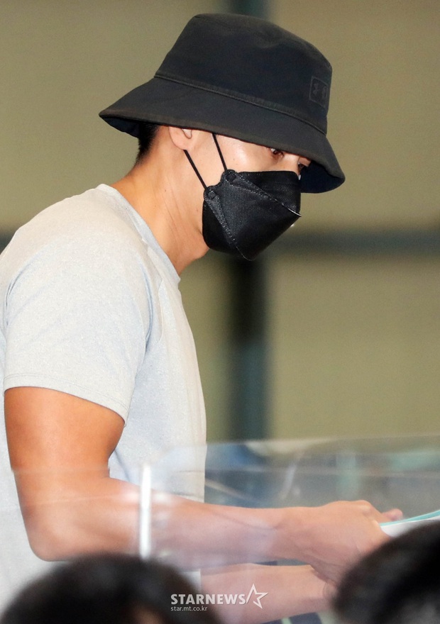 Về sau 2 tháng ở trời Tây, Hyun Bin lộ diện với ngoại hình quá khác lạ: Cơ bắp cuồn cuộn, nhưng bất ngờ nhất làn da - Ảnh 9.