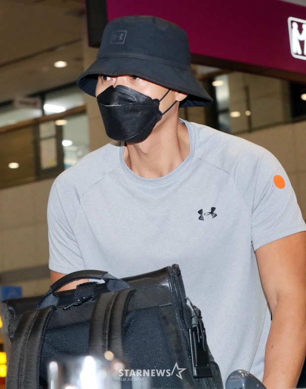Về sau 2 tháng ở trời Tây, Hyun Bin lộ diện với ngoại hình quá khác lạ: Cơ bắp cuồn cuộn, nhưng bất ngờ nhất làn da - Ảnh 3.