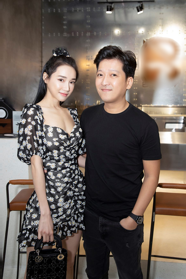 Rộ clip Nhã Phương đi chợ bình dân nhưng lên đồ bó sát chẳng khác gì lúc chụp hình, đường cong bà mẹ 1 con cũng gây chú ý - Ảnh 6.