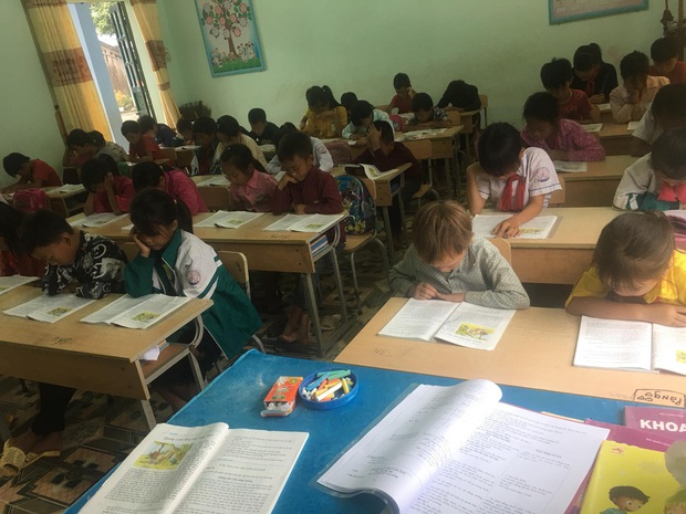 Nữ sinh lớp 5 ở vùng cao Lai Châu vừa học bài vừa bế em: Bố mẹ đi nương nên phải mang em đến lớp! - Ảnh 5.