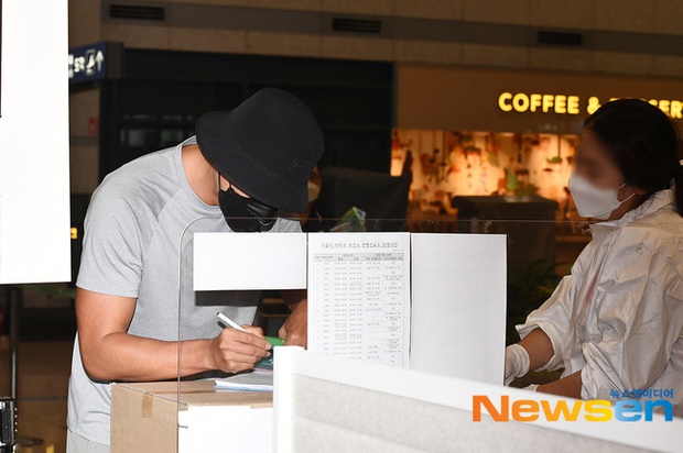 Về sau 2 tháng ở trời Tây, Hyun Bin lộ diện với ngoại hình quá khác lạ: Cơ bắp cuồn cuộn, nhưng bất ngờ nhất làn da - Ảnh 8.