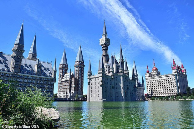 Tòa lâu đài của trường Hogwarts nổi tiếng bỗng xuất hiện mờ ảo sau màn mây ở Trung Quốc gây xôn xao dư luận - Ảnh 3.