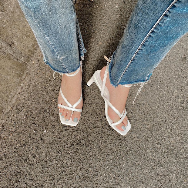 Khéo chọn sandal quai mảnh, Ngọc Trinh phô diễn triệt để lợi thế chân dài khi đọ dáng với cô em sexy Chi Pu  - Ảnh 7.