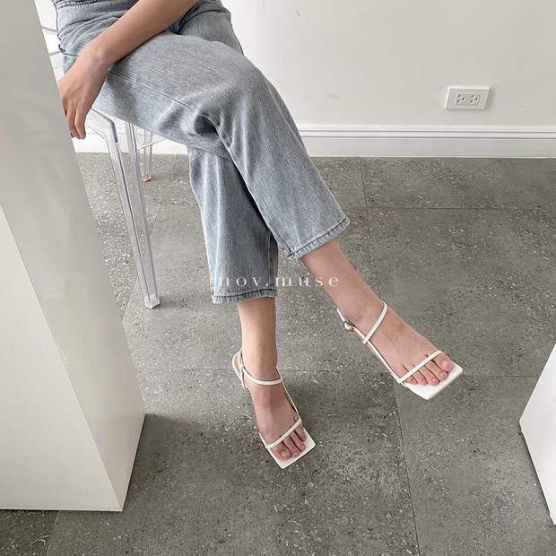 Khéo chọn sandal quai mảnh, Ngọc Trinh phô diễn triệt để lợi thế chân dài khi đọ dáng với cô em sexy Chi Pu  - Ảnh 3.
