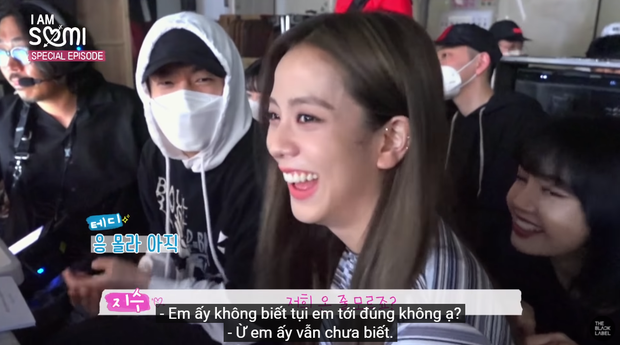 Somi há hốc mồm khi thấy Lisa và Jisoo đánh úp ở trường quay MV, còn được các chị khen đáng yêu vì dám trả treo với CEO Teddy - Ảnh 2. Somi há hốc mồm khi thấy Lisa và Jisoo đánh úp ở trường quay MV, còn được các chị khen đáng yêu vì dám trả treo với CEO Teddy - Ảnh 2.