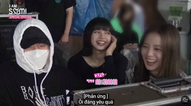 Somi há hốc mồm khi thấy Lisa và Jisoo đánh úp ở trường quay MV, còn được các chị khen đáng yêu vì dám trả treo với CEO Teddy - Ảnh 8. Somi há hốc mồm khi thấy Lisa và Jisoo đánh úp ở trường quay MV, còn được các chị khen đáng yêu vì dám trả treo với CEO Teddy - Ảnh 8.