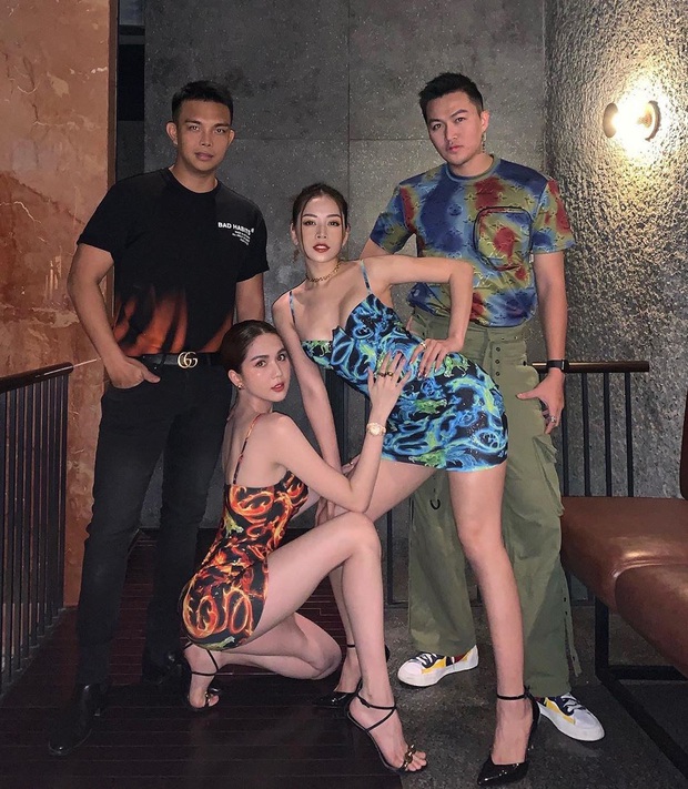 Khéo chọn sandal quai mảnh, Ngọc Trinh phô diễn triệt để lợi thế chân dài khi đọ dáng với cô em sexy Chi Pu  - Ảnh 1.