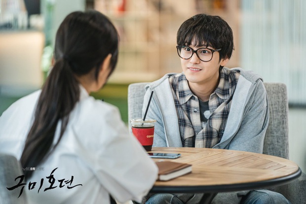 Anh hồ ly Kim Bum cải trang ngố tàu đi dụ gái nhà lành, netizen đòi trả lại anh tui đi - Ảnh 1.