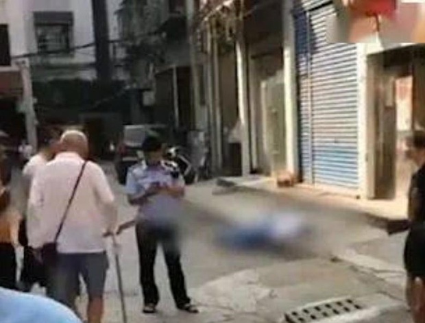 Học sinh 12 tuổi nhảy lầu tự tử, người mẹ gào khóc thảm thiết: Tất cả là tại giáo viên chủ nhiệm... - Ảnh 1.